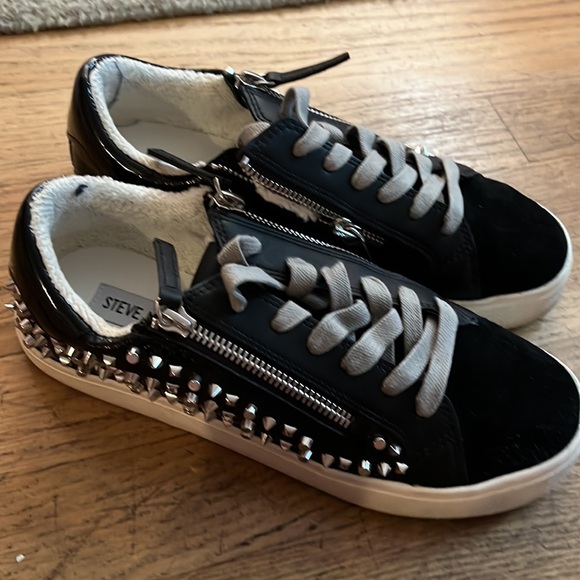 Steve Madden sneakers with zipper and spike details. - Picture 5 of 6